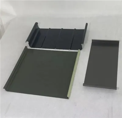 De ce să alegeți blocarea panourilor de acoperiș din metal?